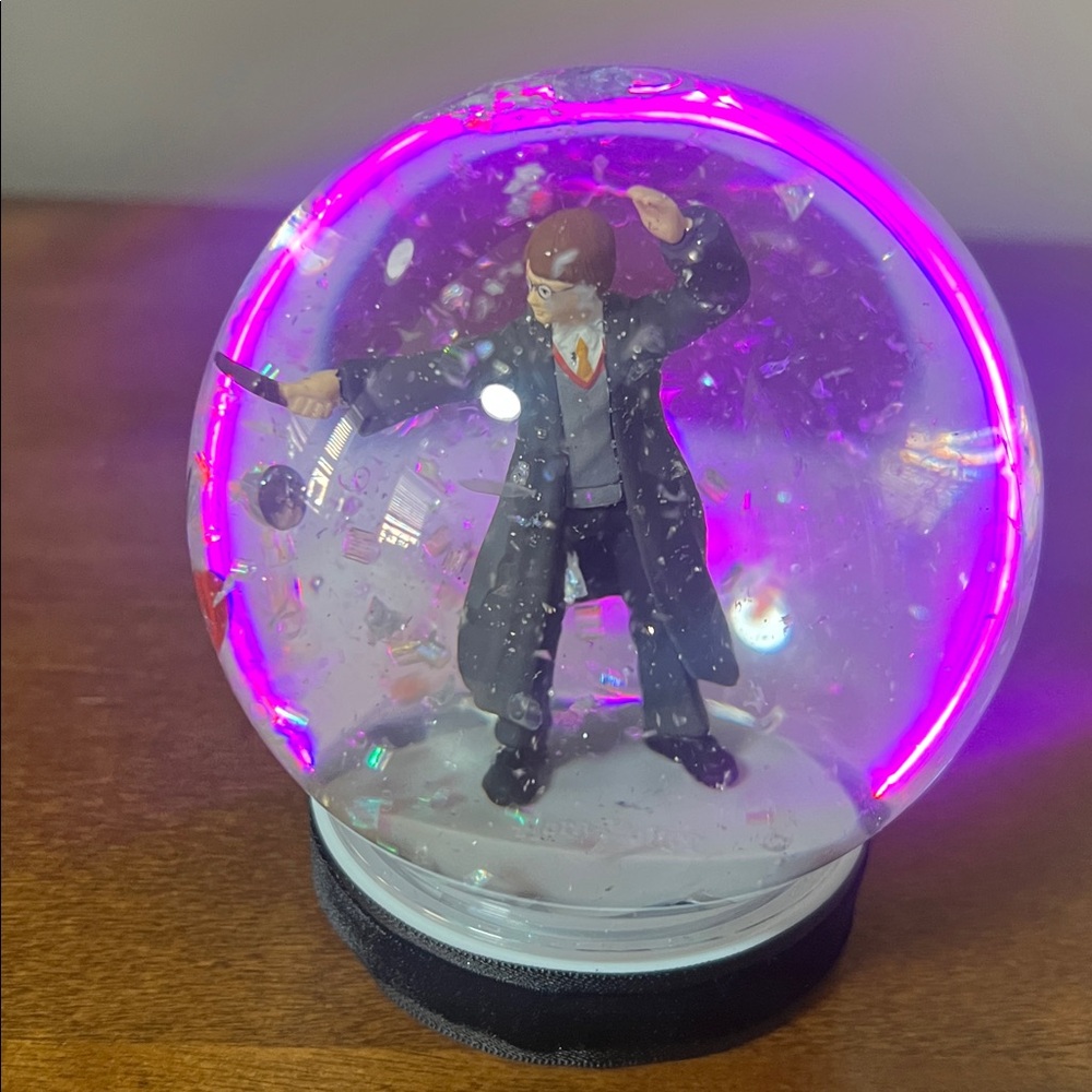 HARRY POTTER Wizard Snow Globe - Picture 10 of 11